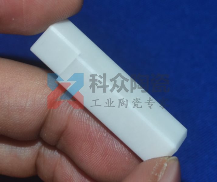 氧化鋁絕緣裝置瓷應(yīng)用新發(fā)現(xiàn)介紹(圖)