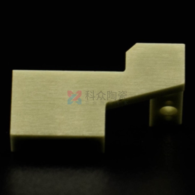 在工業(yè)行業(yè)中，科眾陶瓷廠是一家生產(chǎn)氧化鋯氧化鋁陶瓷零件廠家，在加工工藝上有特殊的優(yōu)勢存在，今天給大家介紹一種加工成型工藝，陶瓷注塑加工。